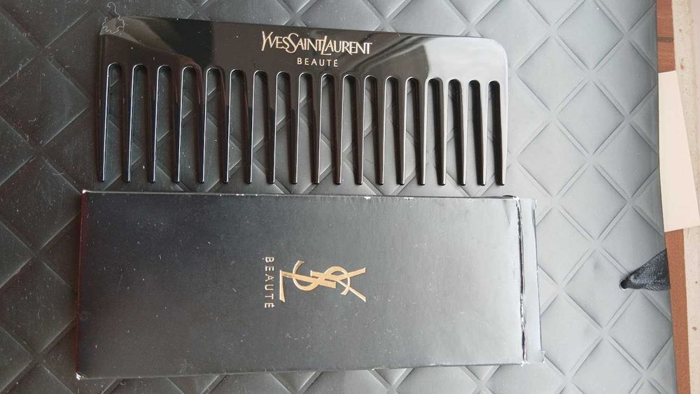 Yves Saint Laurent Portfard Mare Alb si Pieptene Negru metal