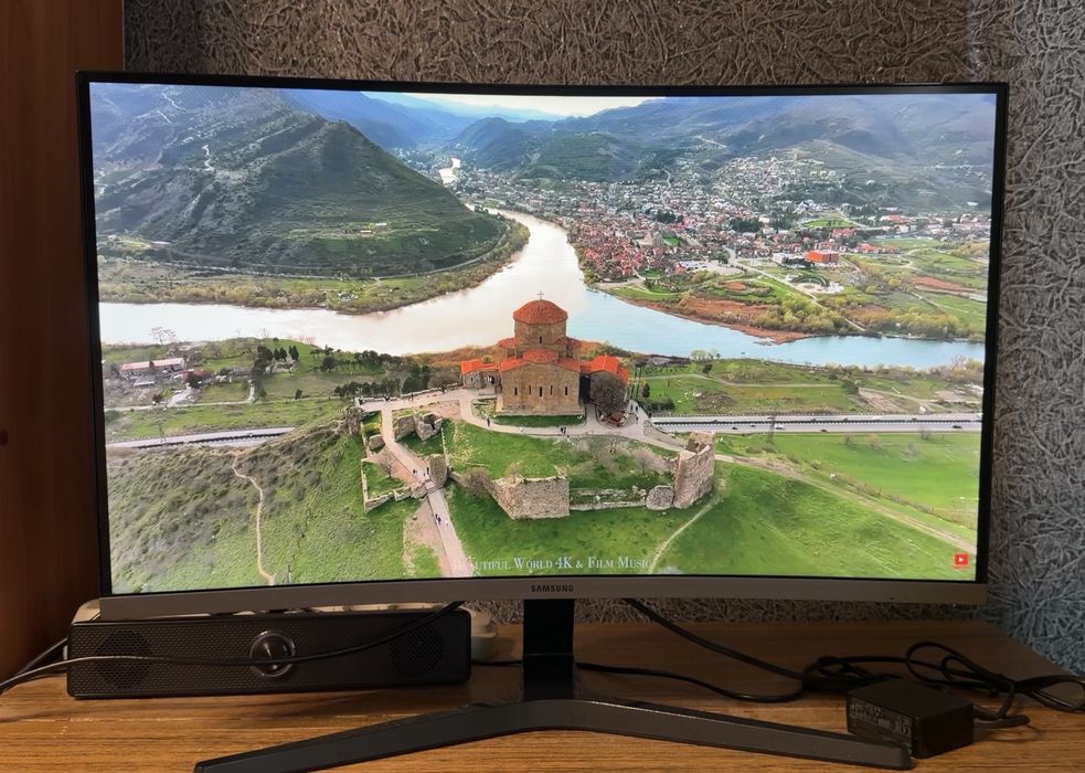 Монитор Samsung LC27R500FHI