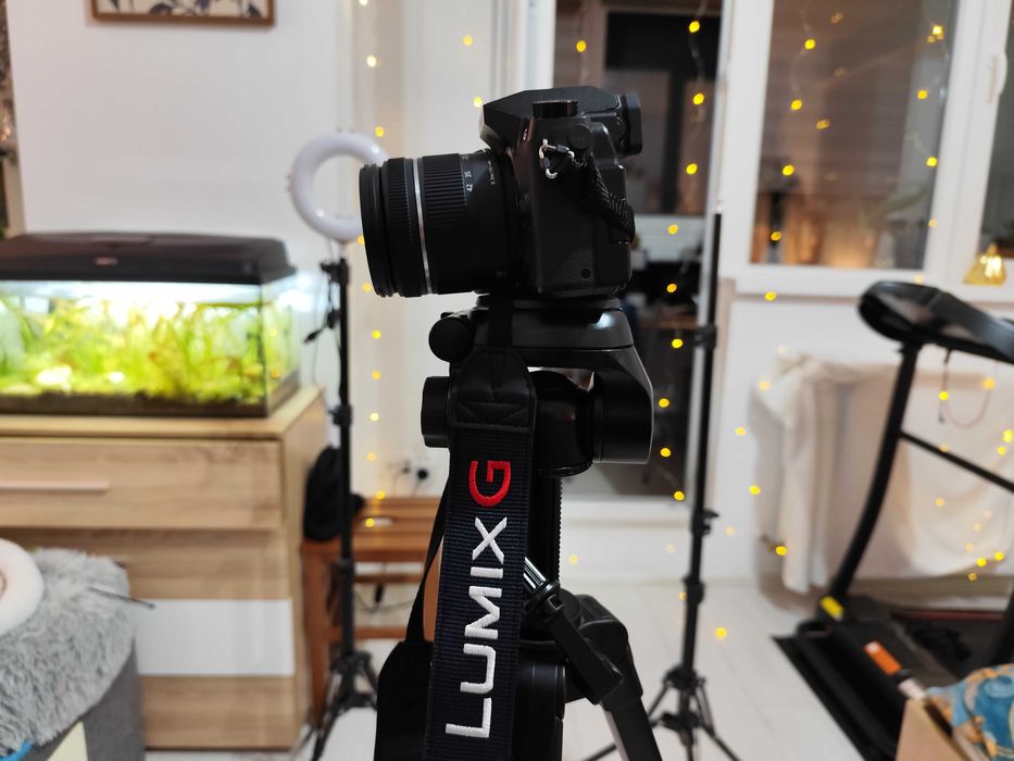 Panasonic Lumix G70 + Obiectiv 14–42mm + Geantă – Ca nouă