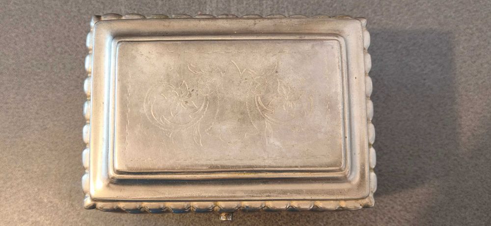 Cutie de bijuterii din alama argintată