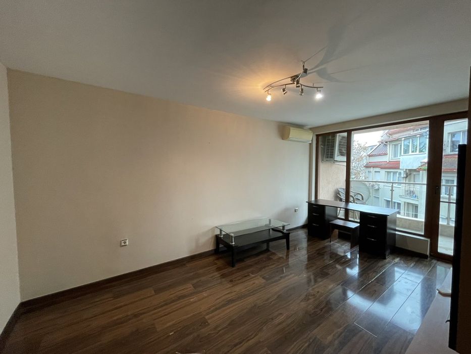 Двустаен апартамент с морска панорама в Бриз