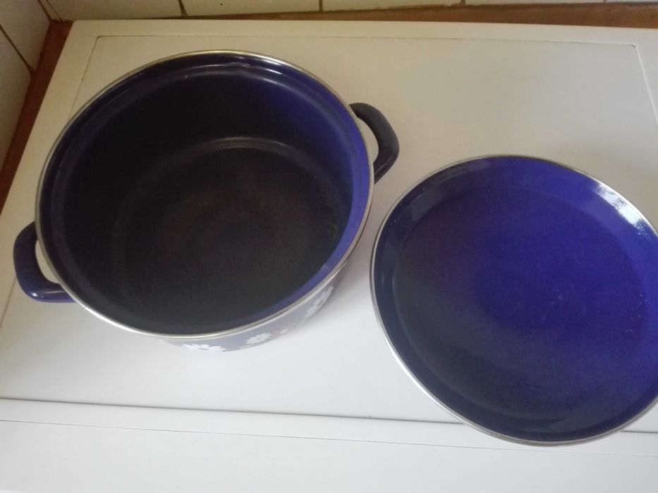 Емайлирана тенджера , чаени лъжички и щипка за скара.