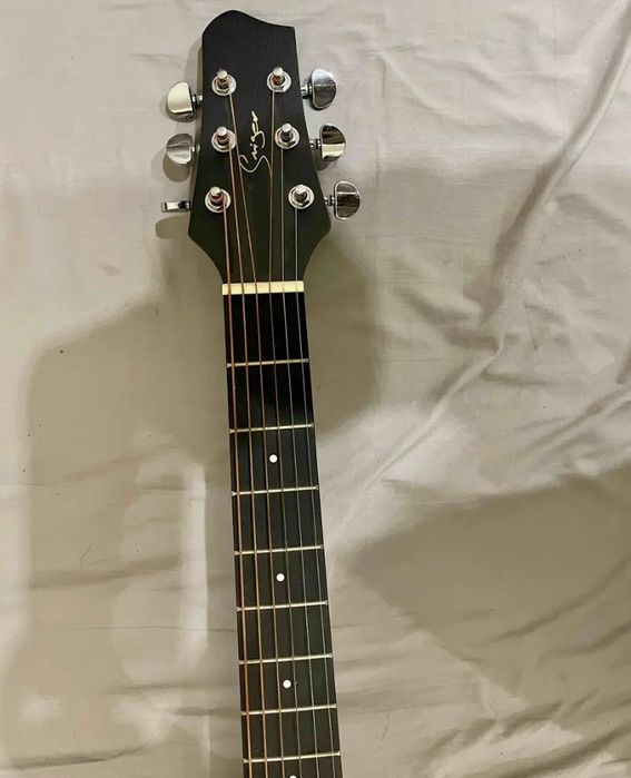 Акустическая гитара