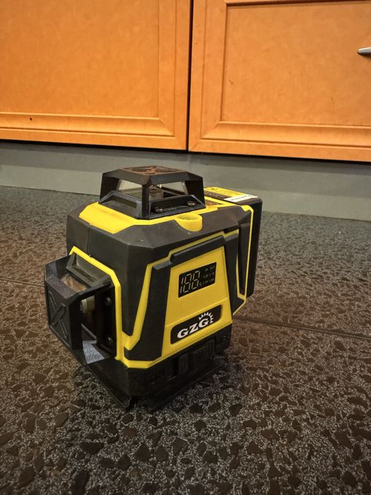 Продавам лазерен нивелир със зелен лазер