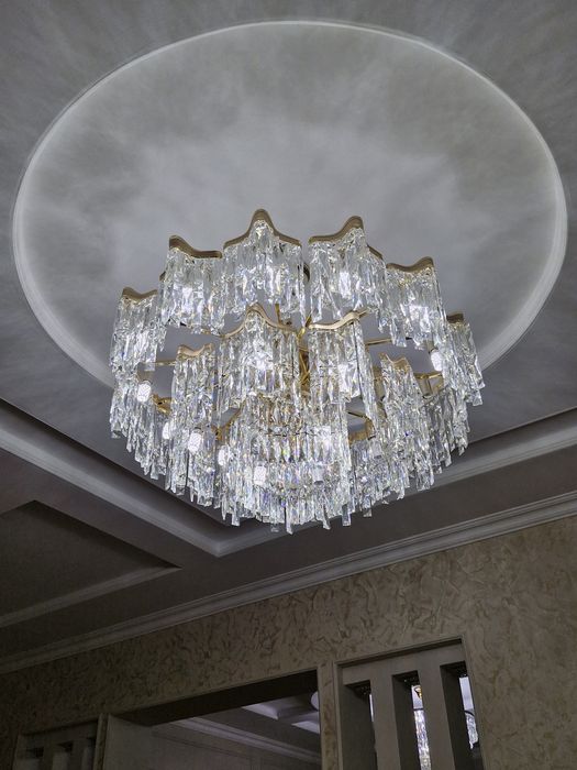 Продам шикарную люстру