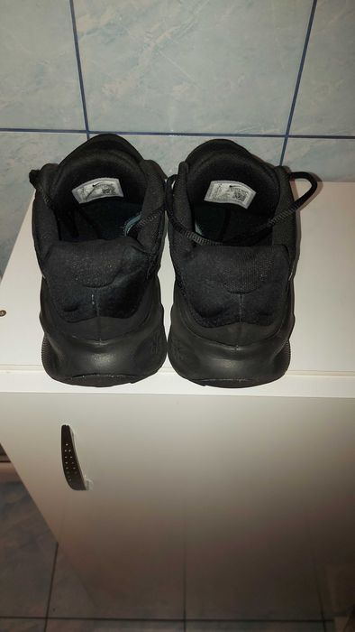 Adidași Nike negri