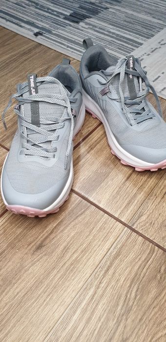 Кроссовка женски 38 размер