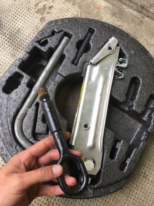 Set cric cheie roti carlig remorcare Audi A3 A4 A6