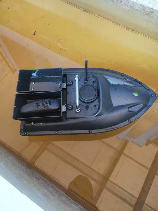 Кораблик для прикормки (катер для рыбалки)