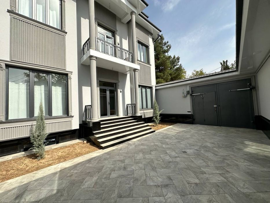 Новый добротный дом с мебелю и стехникой