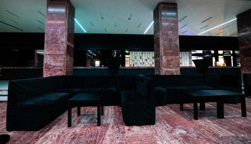 logistica mobilier eveniment canapele mese garderoba de inchiriat