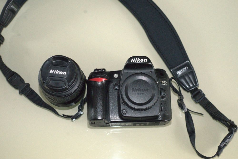 Nikon D80 + obiectiv 18-55