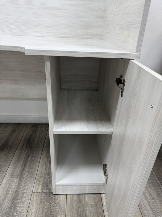 Столы с перегородкой