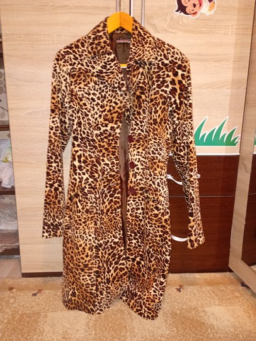 Продавам,дамско вталено  сако