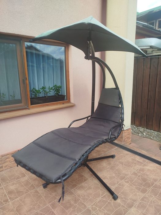 Șezlong suspendat cu umbrelă, reconsolidat cu chingă.