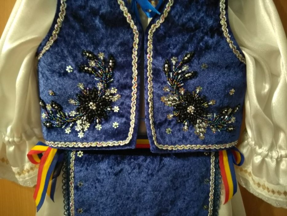 Costum popular realizat manual