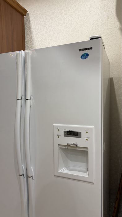 Холодильник Samsung Side-by-Side с диспенсером воды