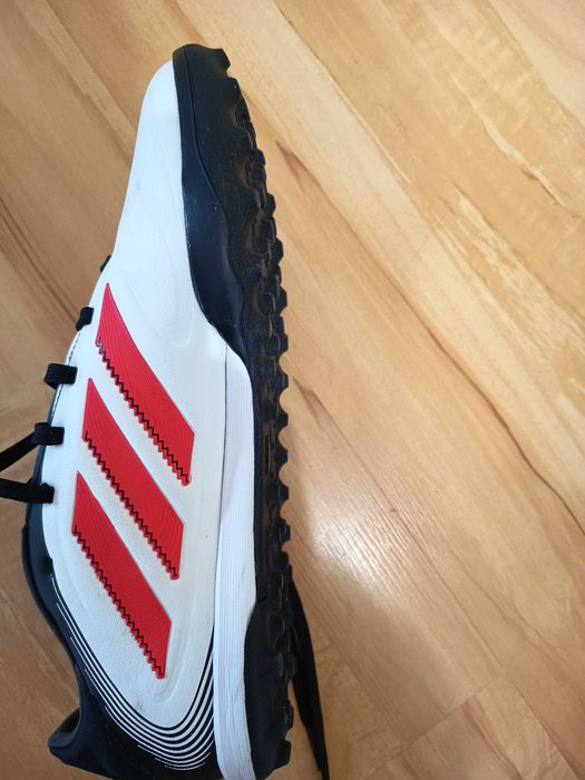 Продавам мъжки футболни обувки за изкуствена трева  Adidas Copa
