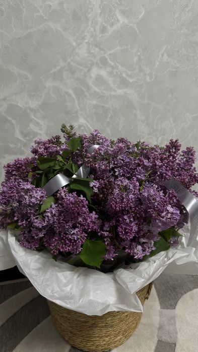 Букет сирени в корзине
