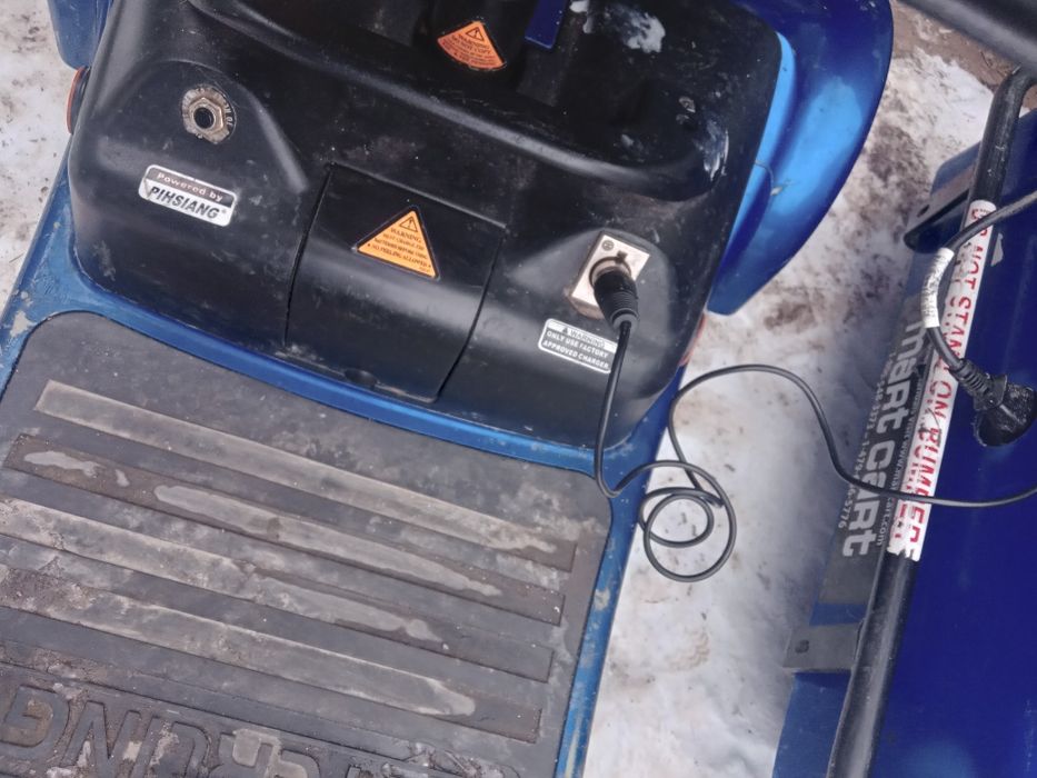 Vind două cărucioare electrice Sterling pentru persoane dizabilități