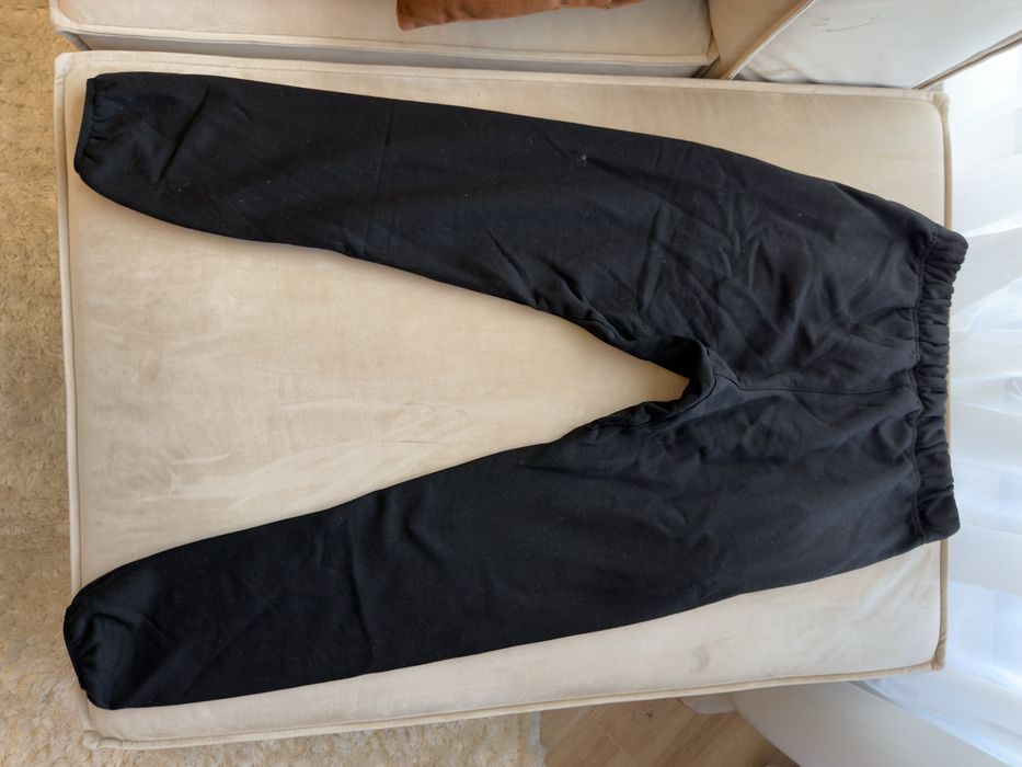 Долнище essentials нови