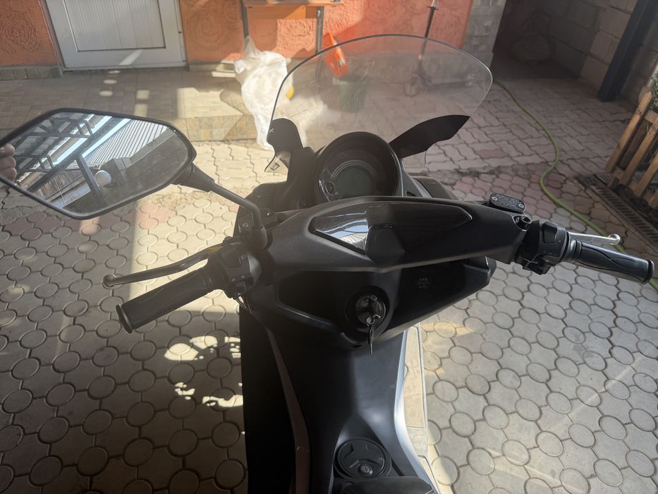 Сеутер моппед NMAX