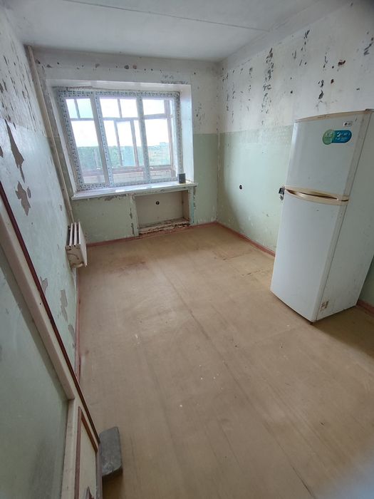 Продается большая  1-комн (9-37, 5 эт) кирпичная вставка, без ремонта