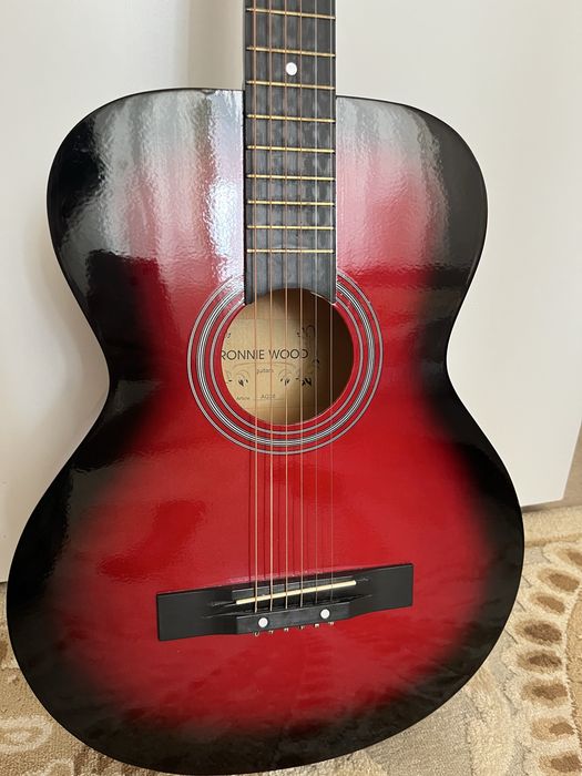 Акустическая гитара Ronnie Wood в хорошем состоянии