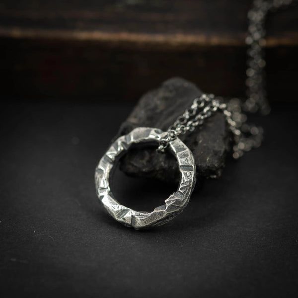 Сребърен медальон 925 „Кръг“ | Мъжки талисман за сила и баланс |
