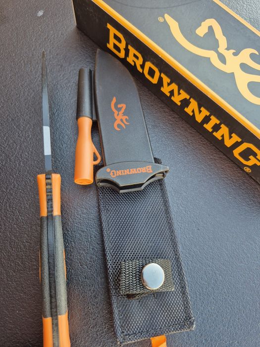 Нож BROWNING за оцеляване,кания с точило и свирка