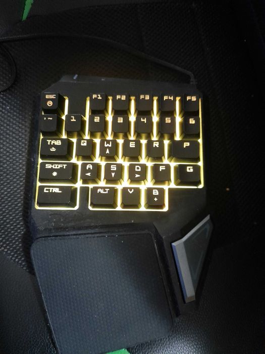 Светеща геймарска клавиатура за една ръка.
