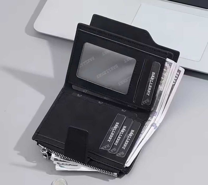 Елегантен черен портфейл с цип и отделение за карти