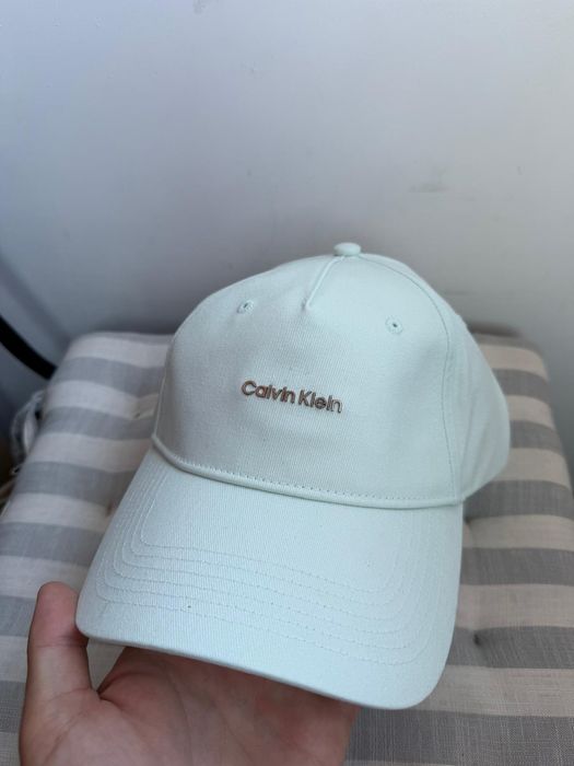 Calvin Klein șapcă unisex culoare albastru deschis  cu logo mic metalic mărime OS noua originala