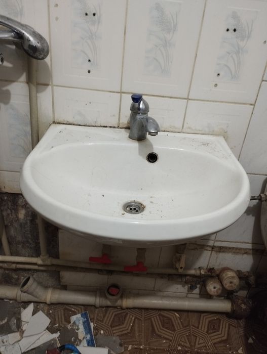 Продам ванную 150/70 раковину, унитаз.