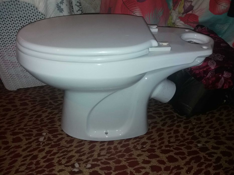 Продам унитаз . . .