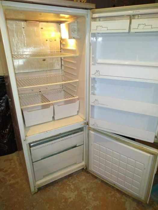 Продам два  рабочих холодильника .