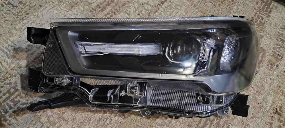 Фара левая Toyota Hilux 23г