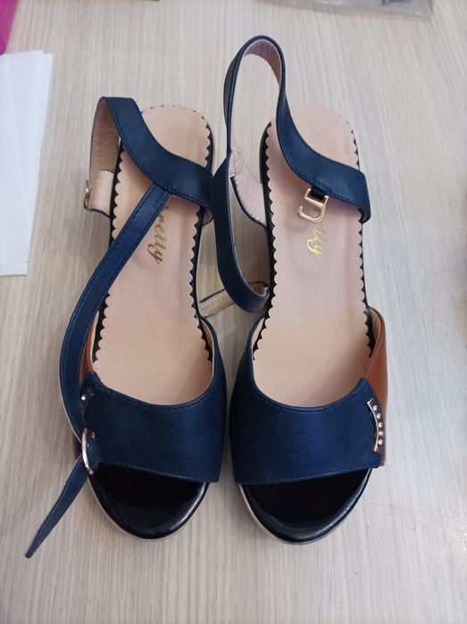 Босоножки размер 38  состояние почти новое