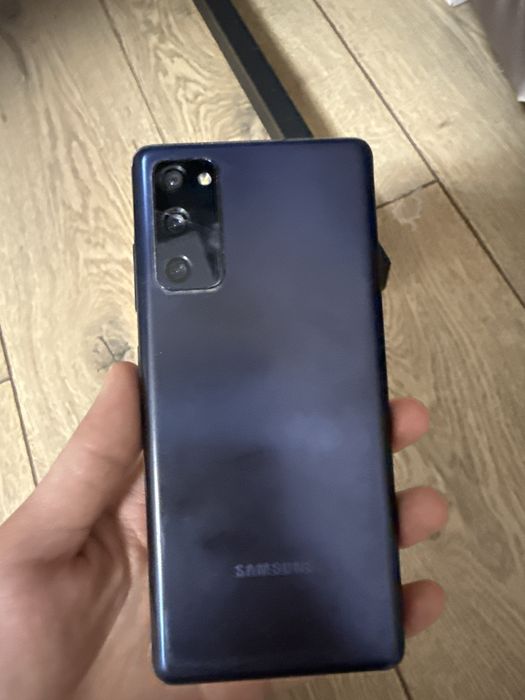 Продам телефон самсунг s20fe