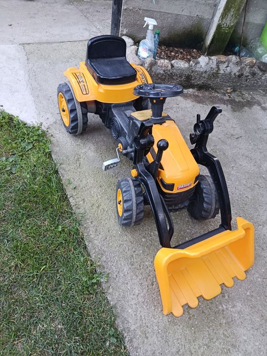 Tractor cu pedale și cupă