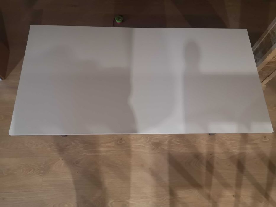 Холна/помощна бяла маса с метални кракa