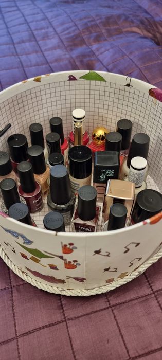 Tot ce se vede in poze - 30 oje și cutie cu capac