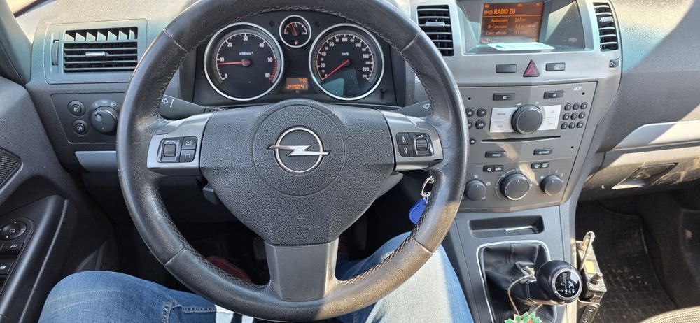 Vând Zafira 1.9 cdti