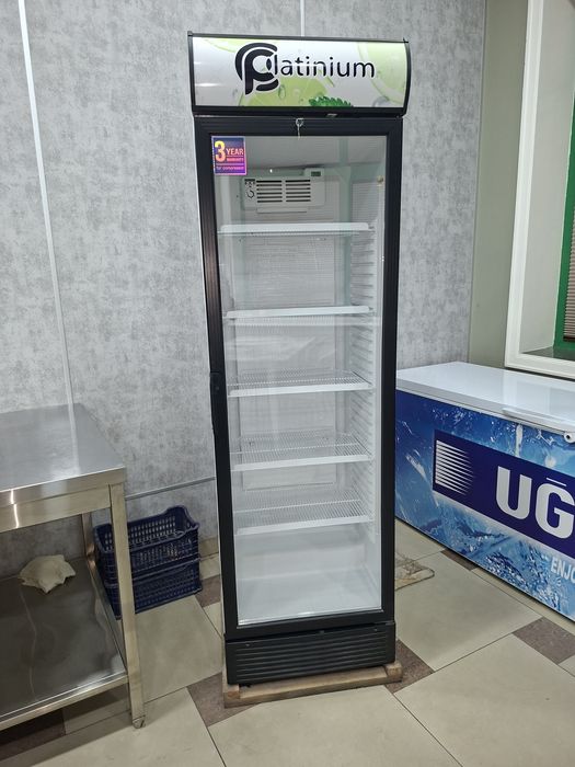 Срочно продаётся витринный холодильник абсолютно новая 3 года гарантия