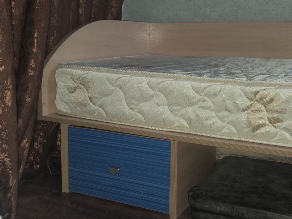 Шкаф с кроватью .