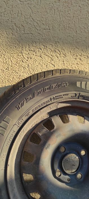 Vand 4 anvelope de vara Austone Athena 175/70/R14 cu tot cu jantele de