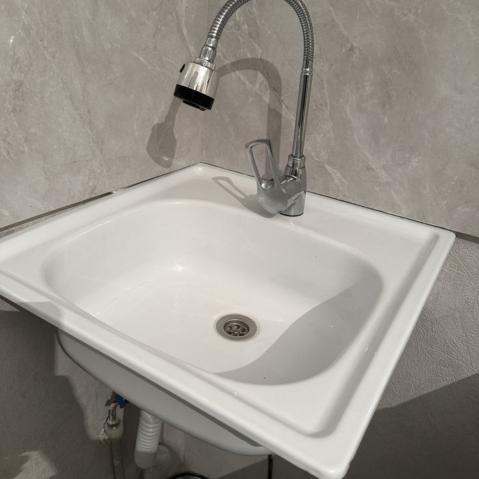 Продам раковину  со смесителем и шлангами