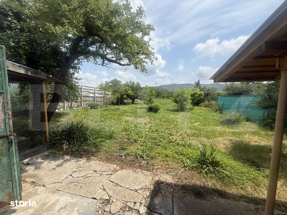 Casa spatioasa, 294 mp, 1.692 mp teren, garaj, terasa si gradina – V