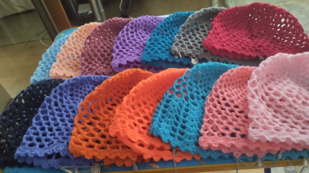 Модные стильные трендовые шапочки ручного вязания