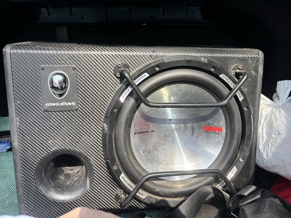 Сабвуфер на любле авто